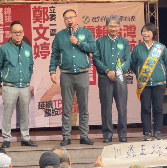 民進黨基隆市立法委員候選人鄭文婷（右一）與總統賴清德仁愛區後援會16日在基隆慶安宮成立，並邀請近期政壇熱議的「搶救王義川大兵」的名嘴王義川（左二）蒞臨現場，王並呼籲民眾支持，讓他到立法院和韓國瑜和黃國昌對決。（民進黨基隆市黨部提供／徐佑昇基隆傳真）