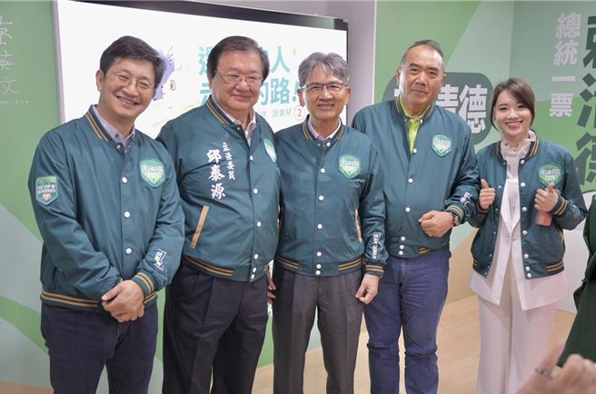 民進黨基隆市立法委員候選人鄭文婷與總統賴清德的基隆市醫藥聯盟後援會16日在基隆成立，民進黨醫學專業立委邱泰源（左二）與立委蔡適應（左一）及營養師市議員許睿慈（右一）力挺長期在基隆長庚耕耘的醫師、也是民進黨立委不分區候選人王正旭（中）。（民進黨基隆市黨部提供／徐佑昇基隆傳真）