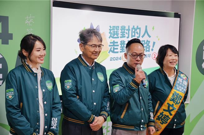民進黨基隆市立法委員候選人鄭文婷與總統賴清德的基隆市醫藥聯盟後援會16日在基隆成立，議長童子瑋（右二）及營養師市議員許睿慈（左一）力挺民進黨基隆立委候選人鄭文婷（右一）及長期在基隆長庚耕耘的醫師、也是民進黨立委不分區候選人王正旭（左二）。（民進黨基隆市黨部提供／徐佑昇基隆傳真）