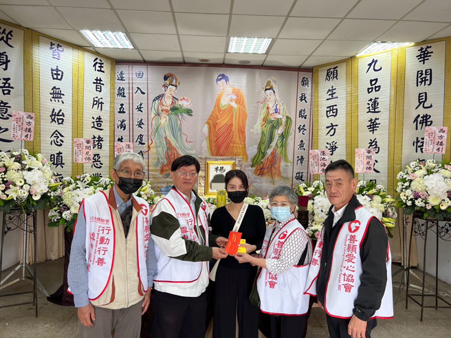 本月12日一早，善願愛心協會志工攜帶圓鍬、十字鎬、斧頭、鐮刀，會同家屬前往基隆無名墓區開挖。（圖 / 板橋警分局提供）