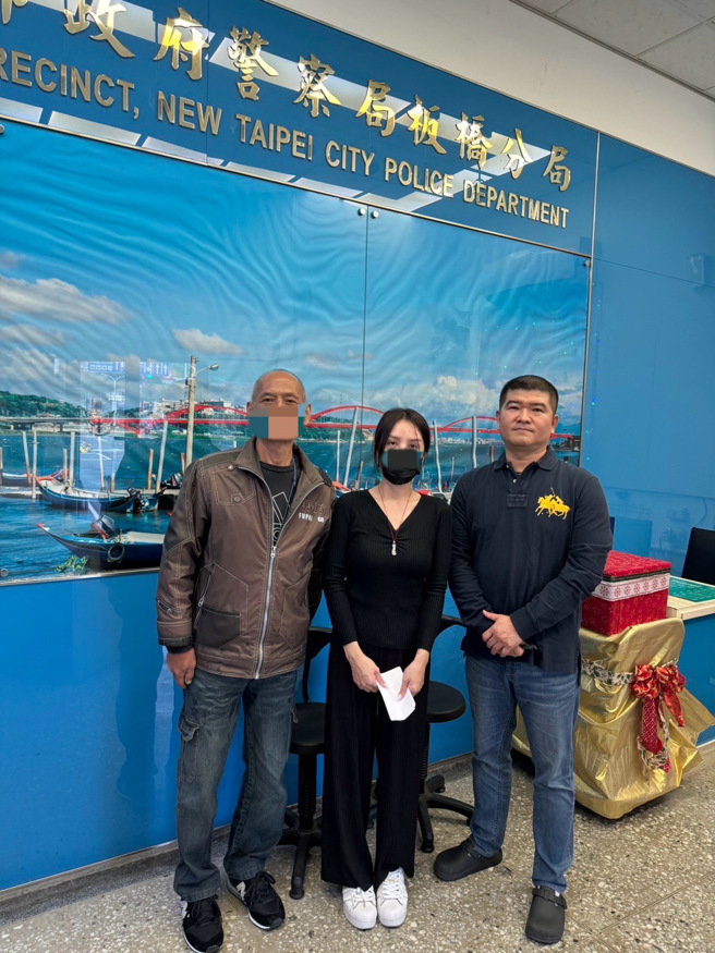 楊女向警方表達感謝。（圖 / 板橋警分局提供）