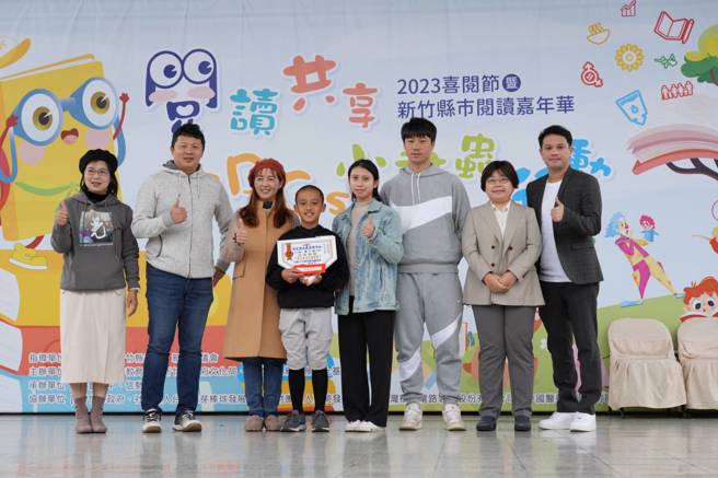 中信兄弟李振昌（右三）擔任球芽頒獎人，頒獎給台積電特別獎得主新竹縣大同國小羅子頡（左四）。（球芽基金提供）