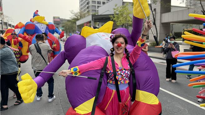高雄仁武区迎接年度最大的庆典活动「八卦里耶诞公益嘉年华」，今（16）日起一连两天在澄德重划区举行，儿童剧团游行踩街。（柯宗纬摄）
