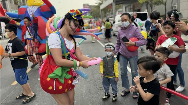 高雄仁武区迎接年度最大的庆典活动「八卦里耶诞公益嘉年华」，今（16）日起一连两天在澄德重划区举行，儿童剧团游行踩街。（柯宗纬摄）