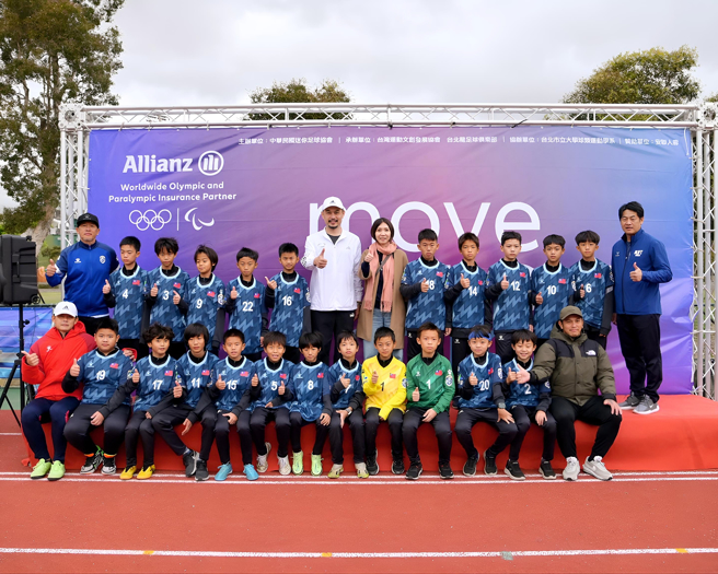 台北市政府体育局长王泓翔（后排左7）、安联人寿副理林逸珊（后排右7）一同为2023磐田山叶U12足球杯代表队台北市台北龙足球俱乐部加油。（迷你足球协会提供）