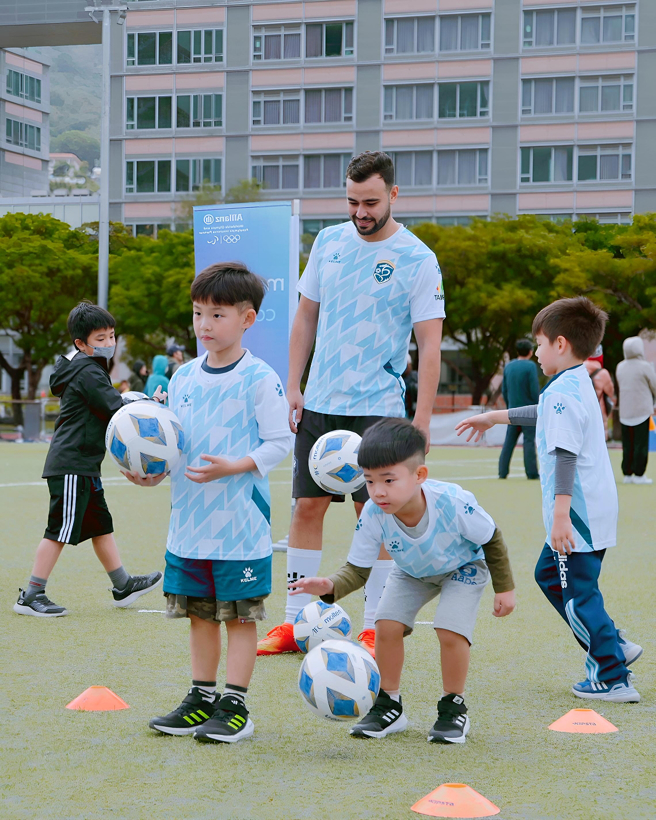 小朋友认真参与身障足球体验活动。（迷你足球协会提供）
