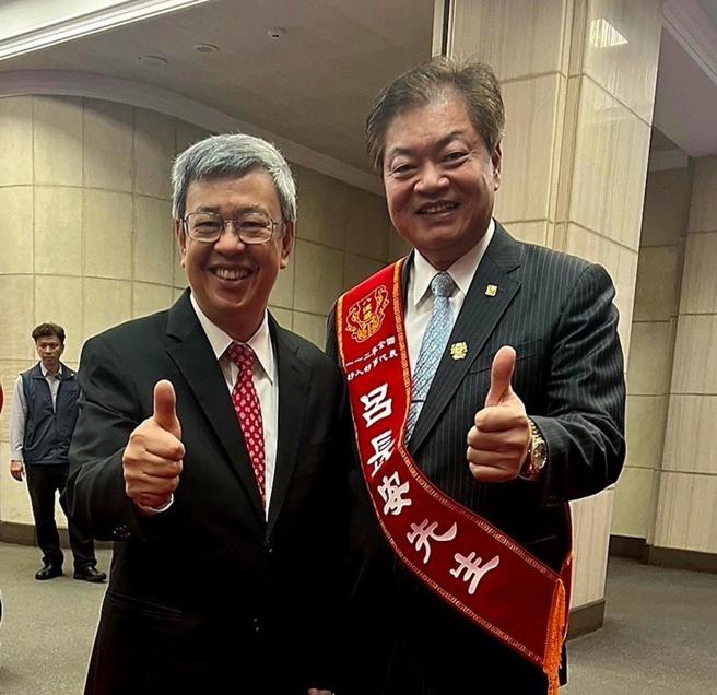 行政院长陈建仁接见佳邦营造事业机构董事长吕长安，对于吕长安的善行义举给予高度肯定。图/谢易晏