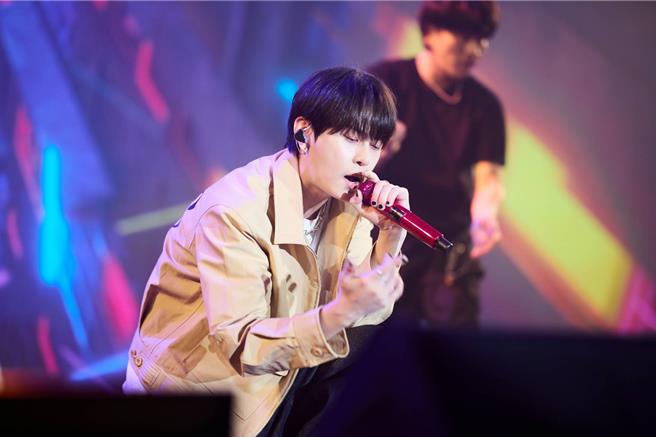 龍俊亨16日晚於台北信義劇場Legacy MAX開唱。（得藝室策劃提供）
