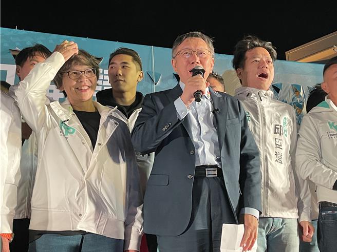 民眾黨總統參選人柯文哲，16日晚間頂著寒風出席黨內立委參選人蔡壁如，位在台中市清水區紫雲巖造勢晚會，現場湧入3000人到場，柯文哲藉機猛攻民進黨執政缺失。（王煌忠攝）