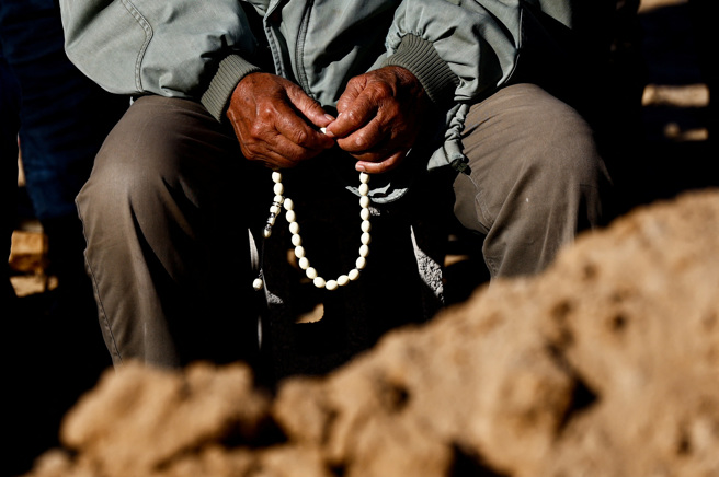 3名逃離哈瑪斯掌控的以色列人質日前在加薩市遭以軍士兵開槍誤殺身亡。其中一人的家屬16日在以色列南部村落舉行喪禮安葬死者。（路透）