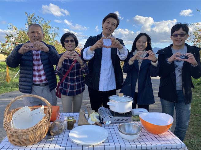 陳鴻（中）擔任青森蘋果親善大使。（陳鴻提供）