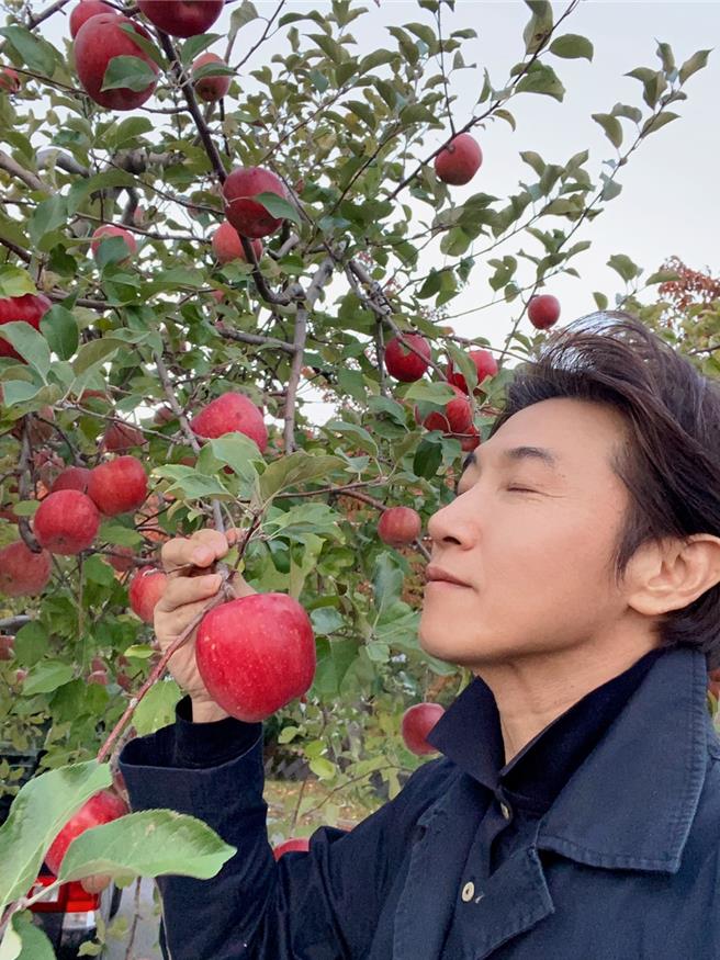 陳鴻拜訪青森國家公園風景區果園。（陳鴻提供）
