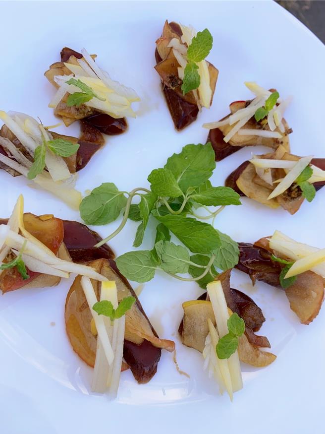 陳鴻把烏魚子一口吃跟青森蘋果做成一道Tapas的創意料理。（陳鴻提供）