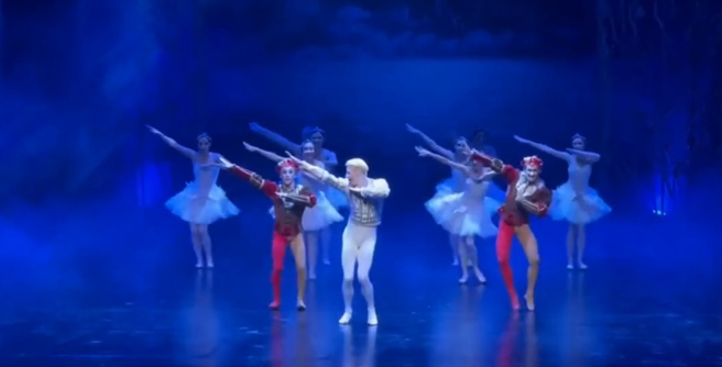 俄罗斯皇家芭蕾舞团15日在渖阳演出谢幕时齐跳「广西科目三」，笑翻全场。（翻摄微博@荷衣啊）