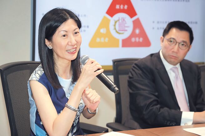 港交所15日港股盘后公告，行政总裁欧冠升于2024年5月任期结束后不寻求连任，将由联席营运总监陈翊庭接任，成为港交所首位女行政总裁。图／中新社