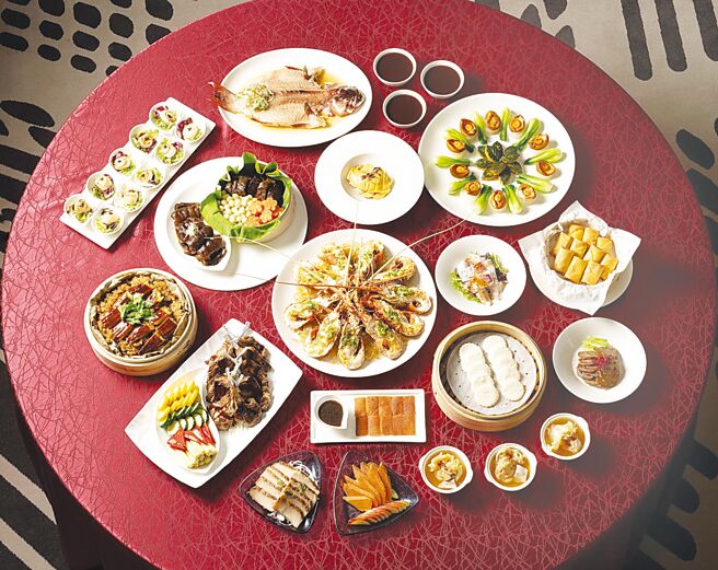 台北W饭店推出2024除夕团圆饭「W抵家啦」专案，且针对小家庭推出五人桌宴。图／台北W饭店