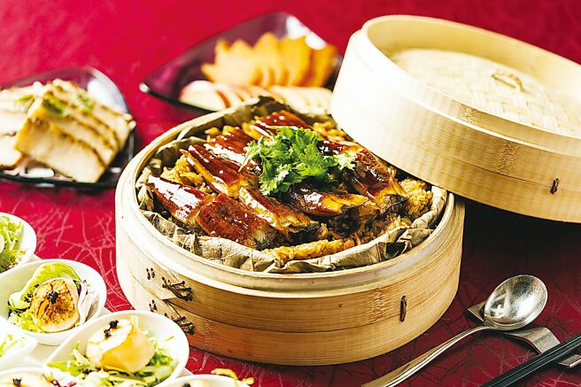 〈蒲烧鳗鱼暖心荷叶饭〉以传统台式手法制作，选用老姜、乾葱、开阳、香菇丝、鱿鱼丝、胡麻油等配料，与长糯米混合一同翻炒制成油饭包入荷叶中蒸热， 搭配日式蒲烧鳗鱼，为台日合璧的美味料理。图／台北W饭店