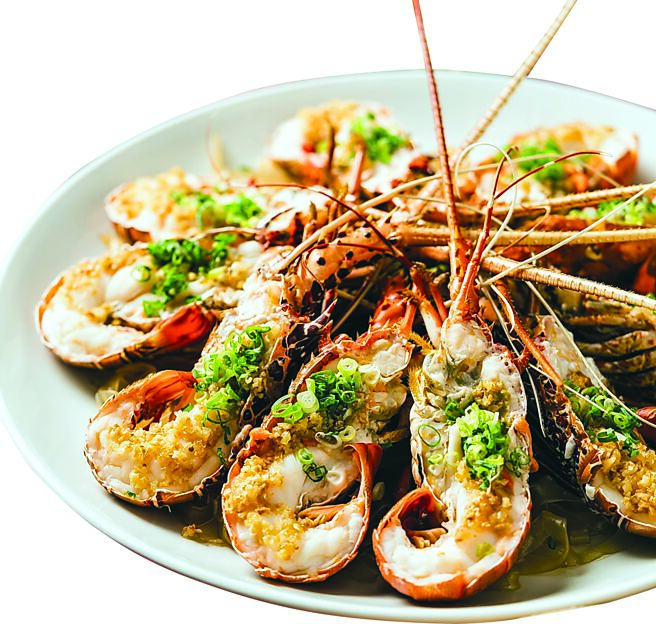 W饭店围炉宴菜式〈金银蒜蒸鲜活龙虾佐水晶粉丝〉，以重约8台两、肉质弹牙的进口活龙虾，搭配主厨特调黄金比例蒜茸酱一同蒸煮。图／台北W饭店
