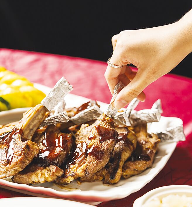 〈极汁乾烧纽西兰羊小排〉是以新鲜蔬果酵素软化羊肩排肉质，再用秘方调料腌制后，以热油炸至外表香酥、锁住肉汁，最后淋上主厨特制极汁均匀包覆羊排，口感柔嫩。图／台北W饭店