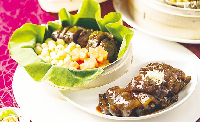 〈粤式秘制澳洲和牛脸颊煨黄玉参〉是以澳洲和牛脸颊，搭配常用于粤菜中的柱侯酱及辛香料慢炖，胶质丰厚、口感软嫩。图／台北W饭店