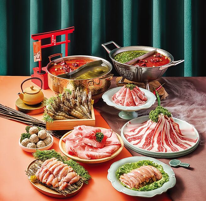 「青花驕」人氣鍋物組合有獨家青紅雙湯頭的「青紅雙驕鴛鴦鍋盛宴」，還有攜手「聚日式鍋物」，推出香辣、溫醇兩種湯底的「麻辣昆布鴛鴦鍋盛宴」。圖／王品集團