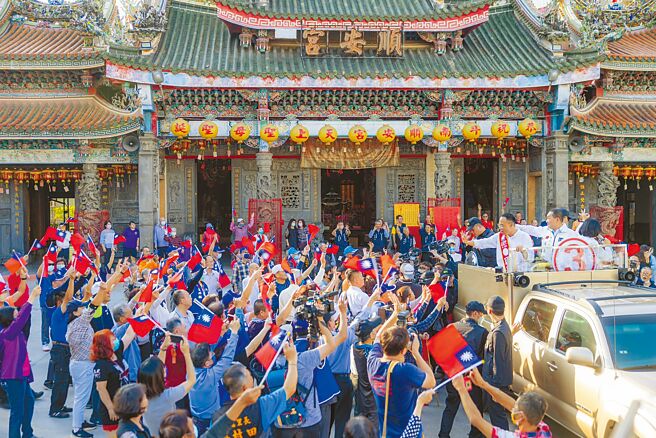 前美国在台协会主席卜睿哲表示，无论谁当选总统，美国都会尽力与之合作。图为国民党总统候选人侯友宜赴云林扫街。（侯友宜竞选办公室提供）