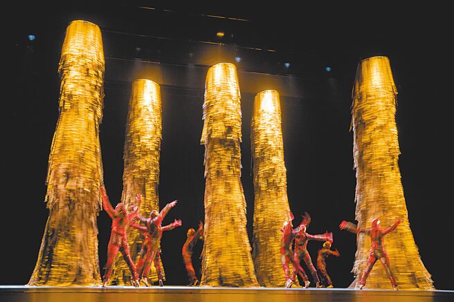 中国信托新舞臺艺术节15日举行巴西寇克舞团《治癒》彩排记者会，演出舞码「祈求治癒」、「从悲鸣到沉默」、「奥巴鲁瓦埃」，让人目不转睛。（杜宜谙摄）