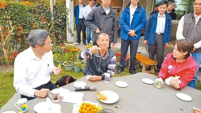 2016年時任行政院長張善政（左）到花蓮探視小腦萎縮的農夫楊文港（中），向他請益農事，一旁為時任立委蕭美琴。（民眾提供／王志偉花蓮傳真）