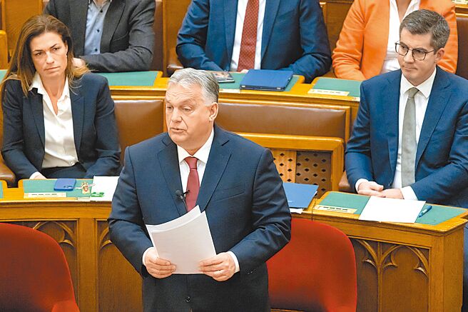 匈牙利總理奧班（中）13日在匈國會發表談話表示，烏克蘭入歐盟的時機尚未到來。（新華社）