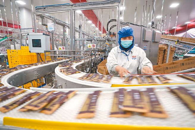 世界经济论坛（WEF）公布最新一批「灯塔工厂」名单，新增21家新晋制造业「灯塔工厂」和4家「可持续灯塔工厂」，其中有13家工厂所在地为大陆，凸显大陆在多行业的智慧制造能力。图为江苏苏州一家冰淇淋工厂。（新华社）