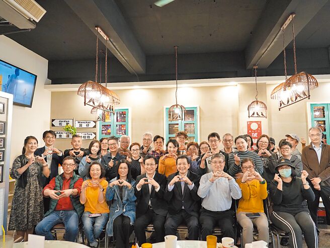 陸委會港澳蒙藏處處長兼策進會祕書長盧長水偕同仁及內政部移民署代表，13日前往位於林口由港人經營的茶餐廳，與30多位在台港人座談。圖為與會者全體合照。（摘自策進會官網）