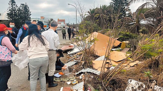 澎湖地檢署檢察官吳巡龍（穿雨鞋者）14日帶隊清查澎湖本島上的12處廢棄物濫倒處所。（澎湖地檢署提供／許逸民澎湖傳真）