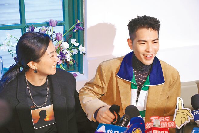 蕭敬騰（右）15日受訪時，大方牽起妻子Summer的手放閃。（鄧博仁攝）