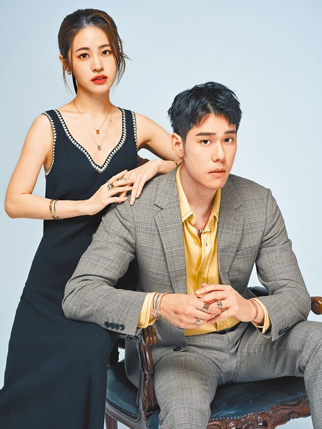 周予天（右）與張語噥拍攝DAMIANI珠寶專題，認為恆久遠的珠寶是很棒的禮物，藉此傳遞愛意或表達感謝，往往更有意義。（JOJ PHOTO攝‧圖片企畫／中時時尚‧服裝提供／maje、SANDRO）