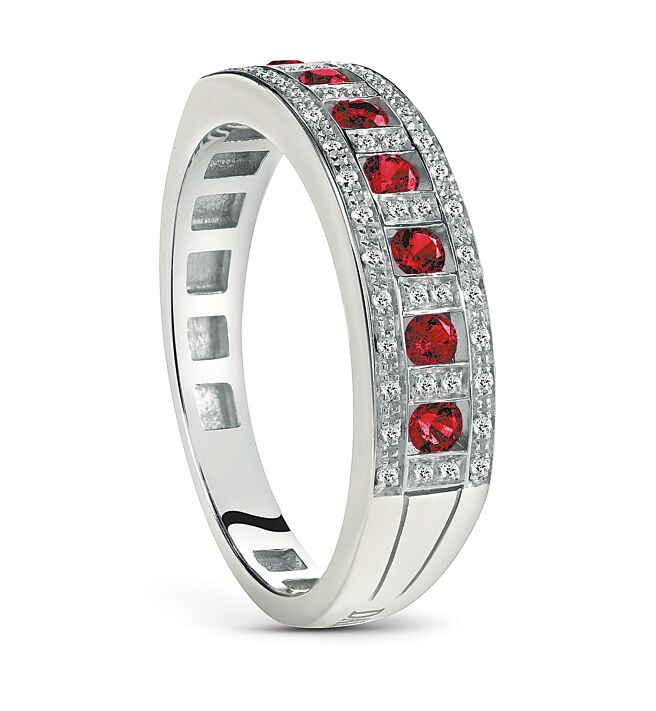 DAMIANI Belle Epoque 18K白金鑽石與紅寶石戒指，10萬5000元。（DAMIANI提供）
