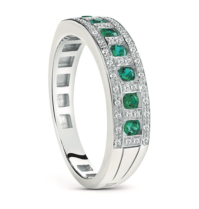 DAMIANI Belle Epoque 18K白金鑽石與祖母綠戒指，11萬6400元。（DAMIANI提供）