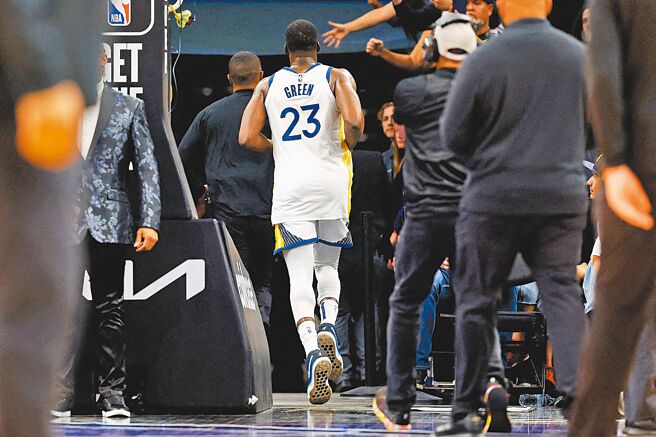 前鋒卓雷蒙格林（中）遭到勇士隊無限期禁賽。（路透）