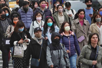 羽絨外套內搭厚毛衣反更冷 專家曝實測結果：這樣穿才暖