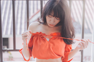 AV女優「半裸轉盤」考眼力 6秒片吸800萬人一窺春色