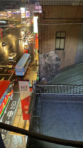 气温骤降致「外墙磁砖」大面积崩落 砸坏公车亭照明