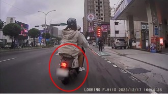 女騎士遇「移動神主牌」 大罵：妳在幹嘛！慘遭無視