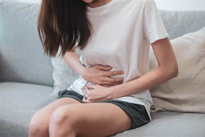 女網友抱怨，男友追到自己後態度丕變，凡事都要求AA，經痛拜託男友幫買東西還被遞發票討錢。(示意圖／shutterstock)