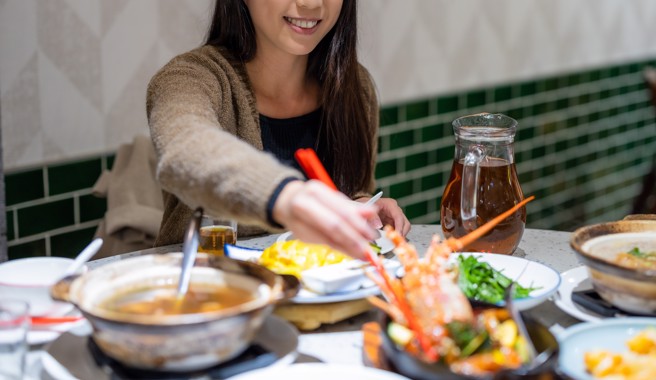 许多餐厅都已採自助式或半自助式，却还被收10%服务费。（图／示意图，达志影像）