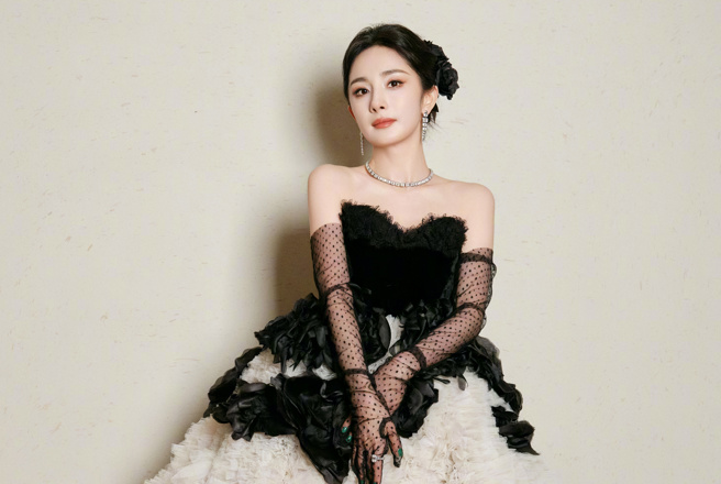 杨幂这身造型博得满堂彩。（图／杨幂工作室）