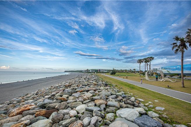 花蓮縣政府迎接2024年，元旦將在七星潭舉辦升旗健走活動，民眾沿著一望無際的蔚藍海景運動，拋去過去一年的煩憂，並以健康的方式迎接新年。（花蓮縣政府提供／羅亦晽花蓮傳真）