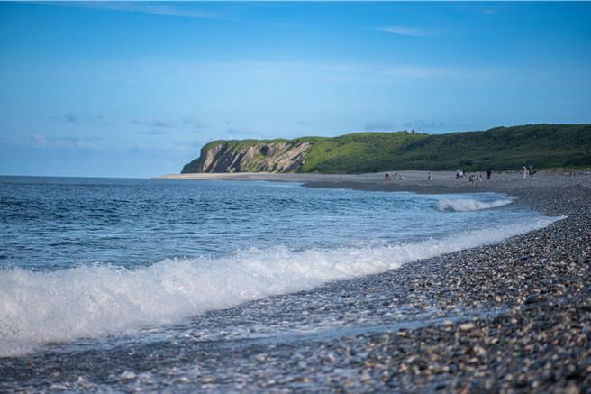 花蓮縣政府迎接2024年，元旦將在七星潭舉辦升旗健走活動，民眾沿著一望無際的蔚藍海景運動，拋去過去一年的煩憂，並以健康的方式迎接新年。（花蓮縣政府提供／羅亦晽花蓮傳真）