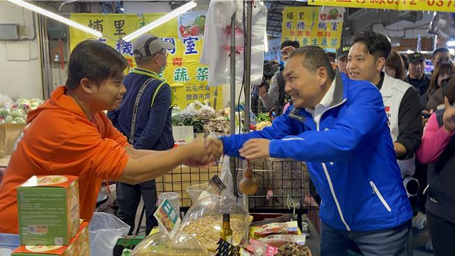 国民党总统候选人侯友宜，17日上午南下台中，陪同台中市立委参选人罗廷玮前往向上市场拜票，逐一与摊商握手寻求支持，受到摊商及买菜民眾热烈欢迎。（王煌忠摄）