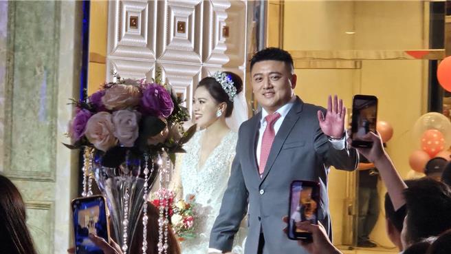 「KTV南霸天」享溫馨總經理李奇霖16日告別黃金單身漢身分，選在自家「享溫馨囍宴餐廳會館－大寮旗艦店」，席開200桌舉辦「世紀婚禮」，場面浩大。（民眾提供）