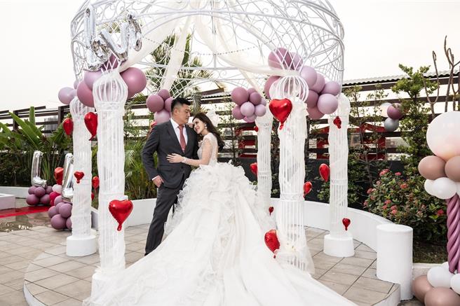 「KTV南霸天」享溫馨總經理李奇霖16日告別黃金單身漢身分，選在自家「享溫馨囍宴餐廳會館─大寮旗艦店」，席開200桌舉辦「世紀婚禮」，場面浩大。（民眾提供）