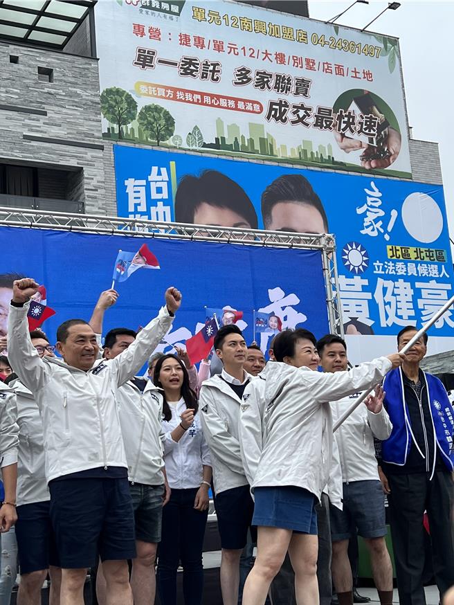国民党总统候选人侯友宜台中竞总成立，台中市长卢秀燕及侯友宜都穿短裤上台，象徵「勇脚」、「撩落去」。（林欣仪摄）